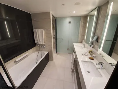 Hilton Tallinn Park - Main Bathroom